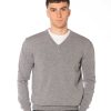 Maglione uomo grigio in puro cashmere, scollo a V minimal e lavorazione rasata, comfort e stile made in Italy.