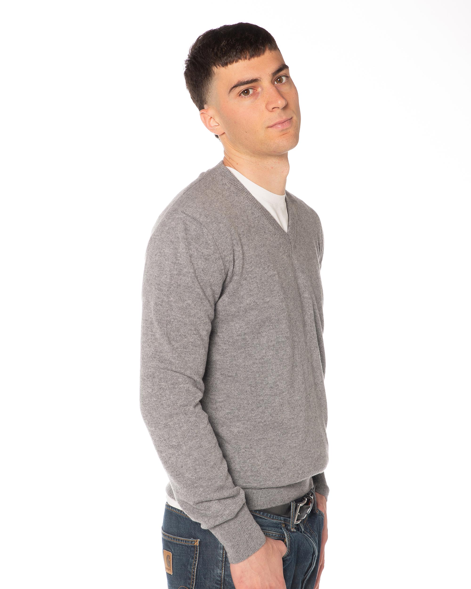 Pullover grigio uomo 100% cashmere, rifinito a coste e ideale per outfit eleganti e casual chic.