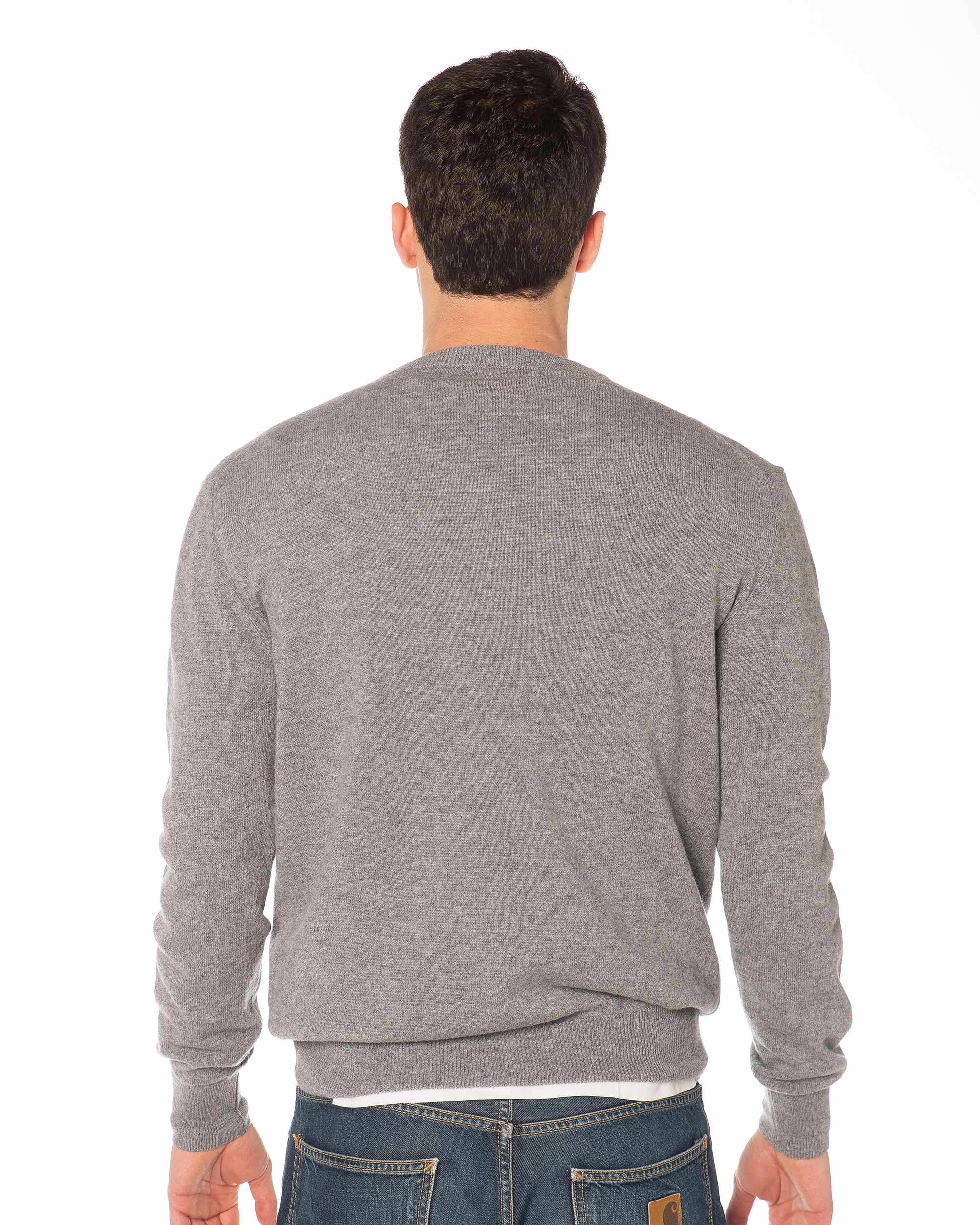 Retro maglione grigio in cashmere, vestibilità regolare e filato lussuoso per un look raffinato e contemporaneo.