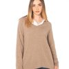 Maglia donna brown con scollo a V over in puro cashmere Rinaldi Cashmere, con maniche lunghe e fondo a tubolare, maglieria artigianale Made in Italy.
