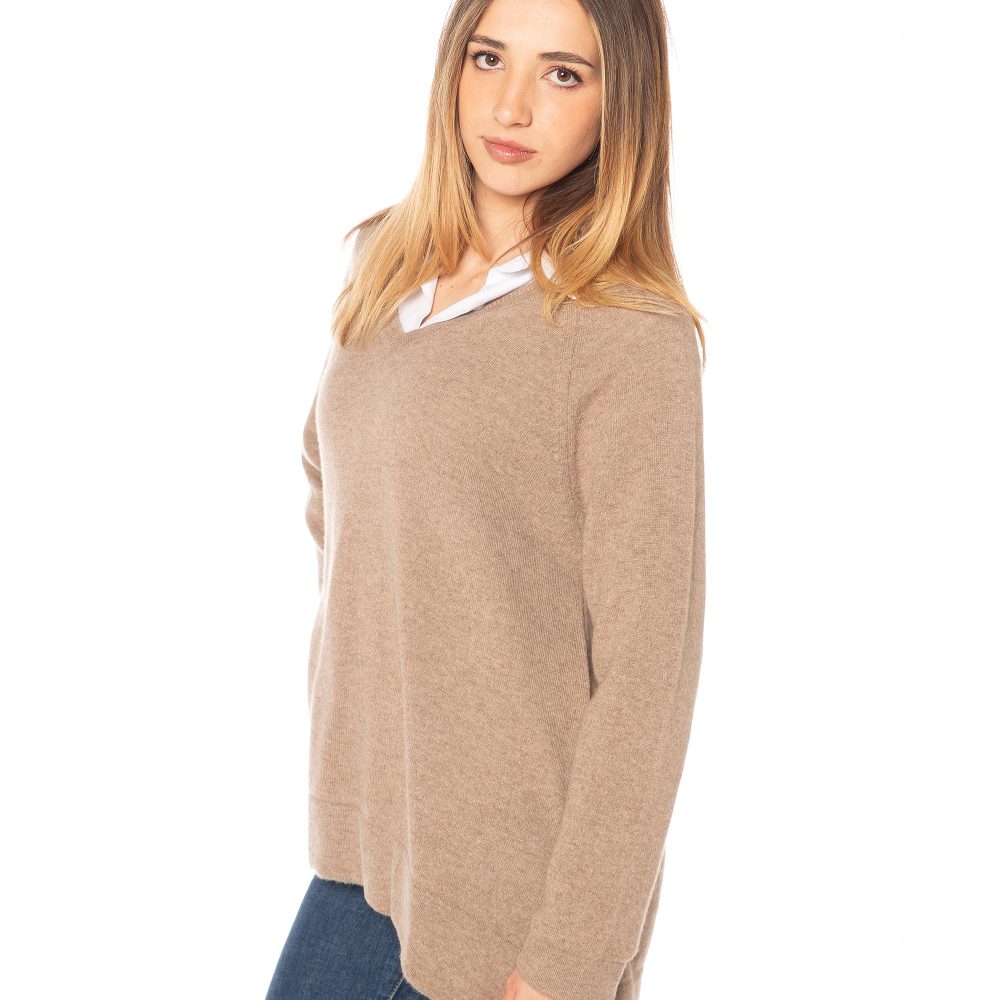 Collezione DONNA 15 Vista laterale maglia scollo a V brown donna in puro cashmere, lavorazione rasata e vestibilità over, stile elegante e confortevole.