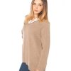 Vista laterale maglia scollo a V brown donna in puro cashmere, lavorazione rasata e vestibilità over, stile elegante e confortevole.