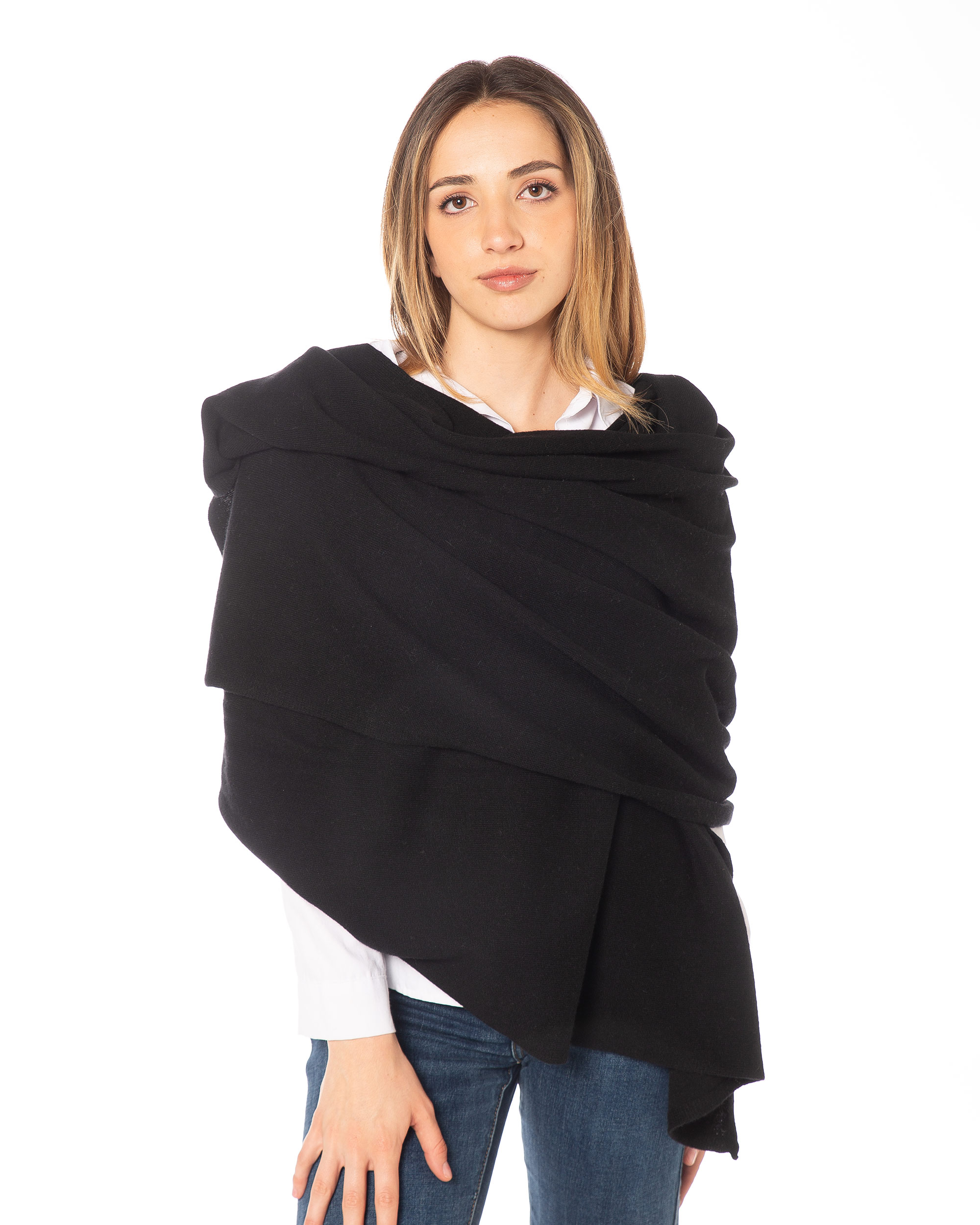 stola nera in misto cashmere, texture morbida e leggera, filato pregiato – Rinaldi Cashmere