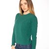 Vista laterale maglia donna verde in misto cashmere, texture intrecciata e vestibilità regular, maglieria artigianale Made in Italy.