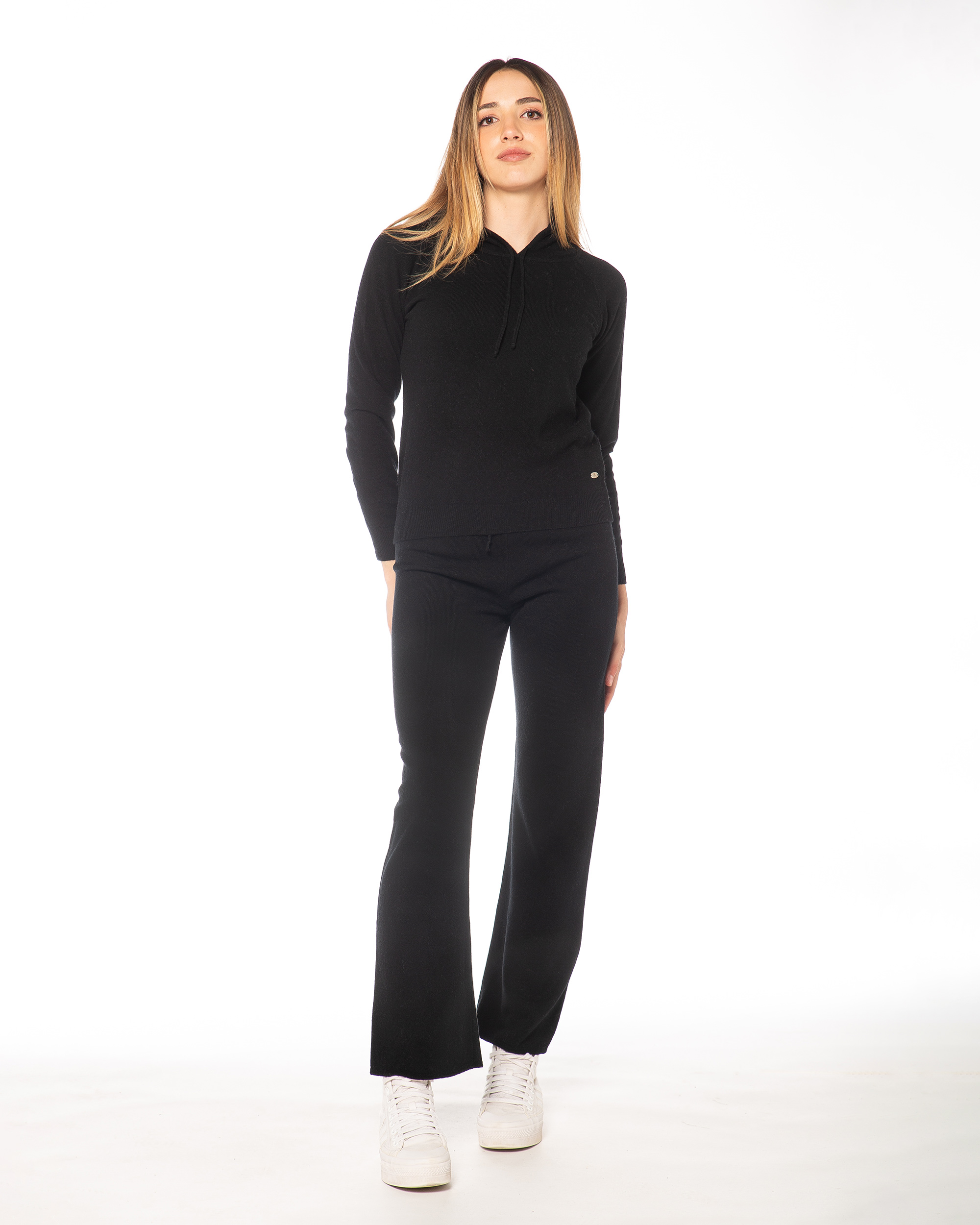Tuta donna nera in misto cashmere Rinaldi Cashmere, maglia con cappuccio e pantalone dritto, lavorazione rasata Made in Italy.